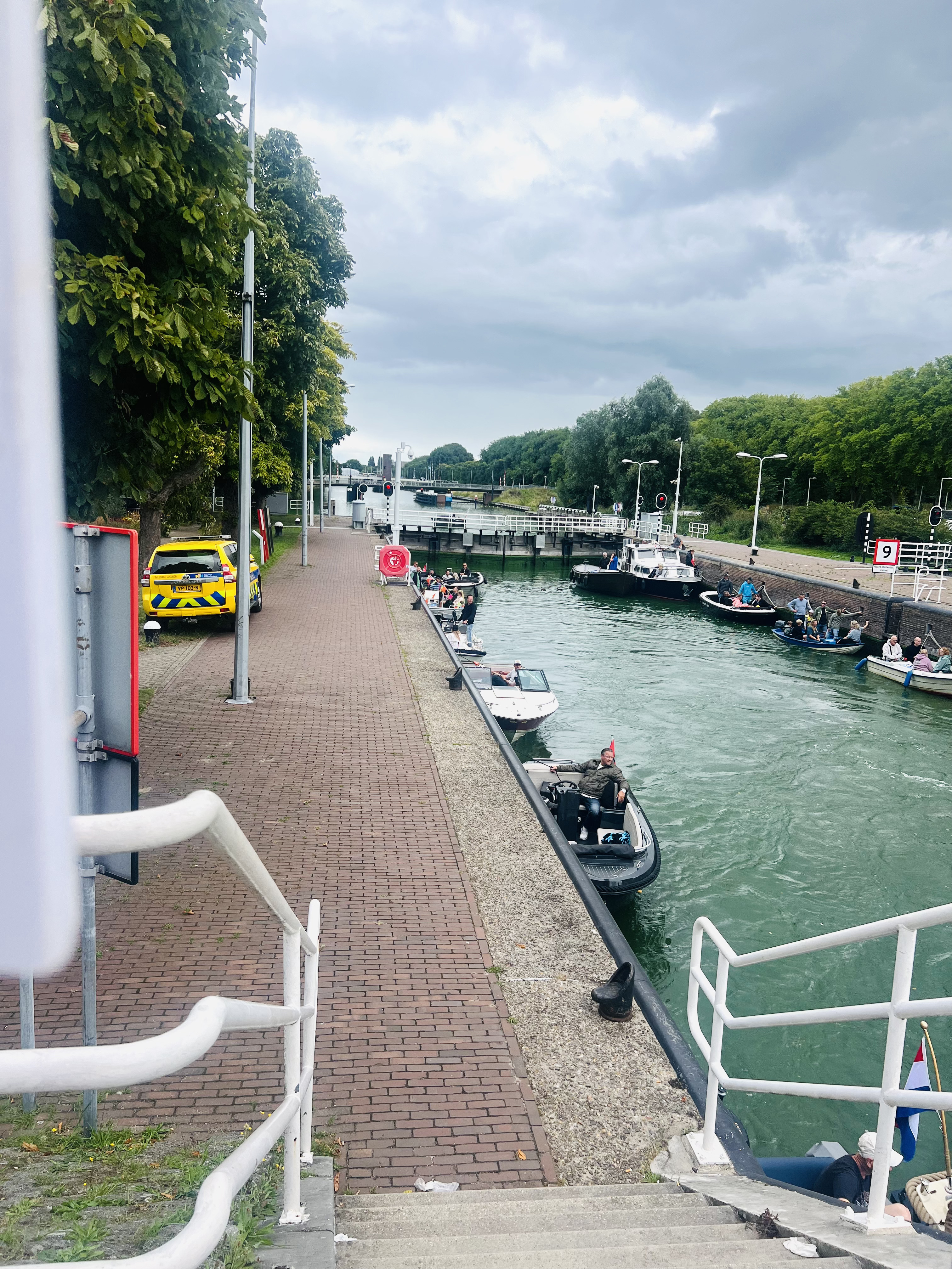 Boats waiting at the sluis/lock